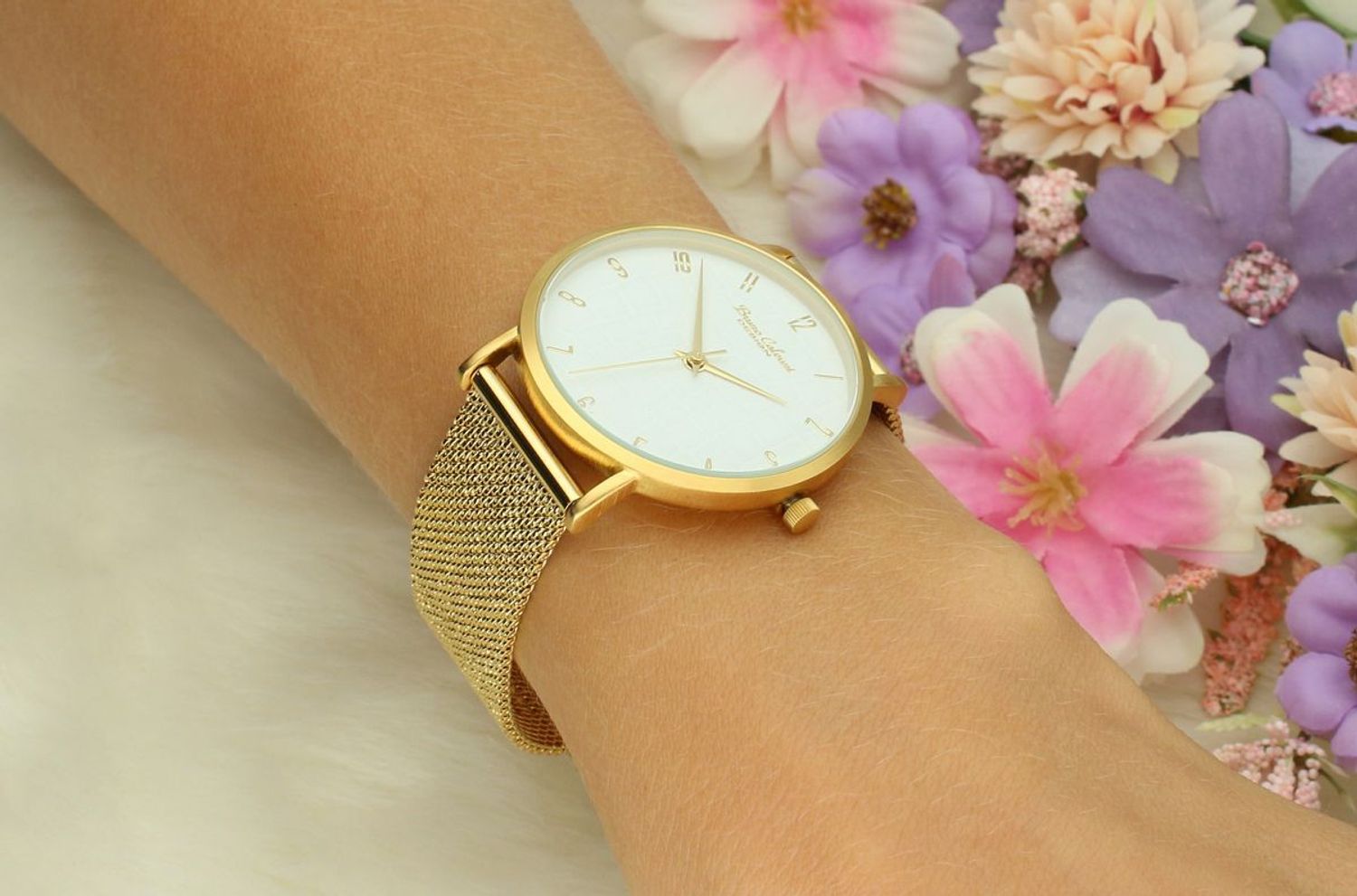 Zegarek damski na bransolecie mesh z cyframi Bruno Calvani BC90550 Gold Zegarek na prezent dla kobiety. Damski zegarek z cyferkami. Damski tani zegarek w złotym kolorze..jpg